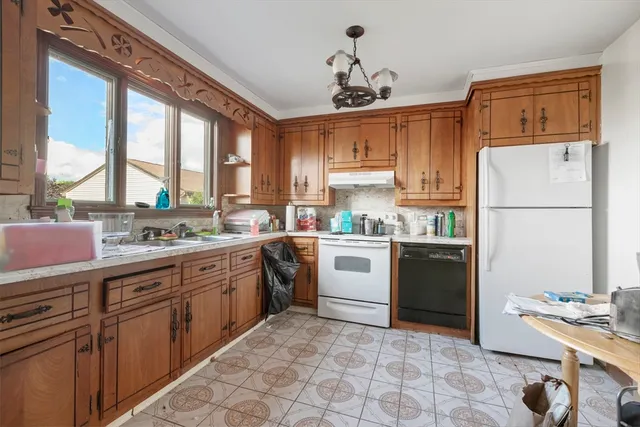 $979,900 | 584-586 Mt Hope Avenue, Fall River, MA 02724