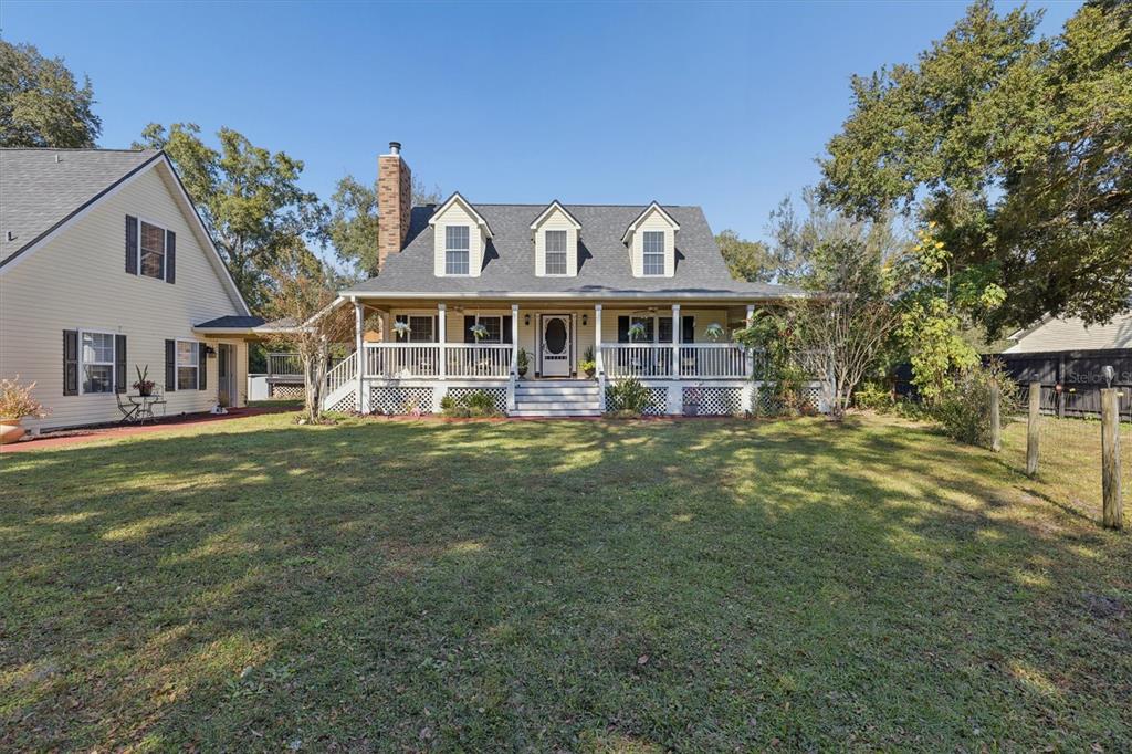 16607 Bearle Road Orlando, FL 32828 - Photo 2 of 57 a front view of a house with a garden