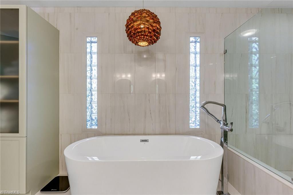 1502 Davidson Court High Point, NC 27262 - Photo 20 of 42 Free standing spa tub.