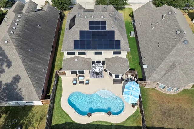 $425,000 | 16918 Lake Willowby Lane, Houston, TX 77044