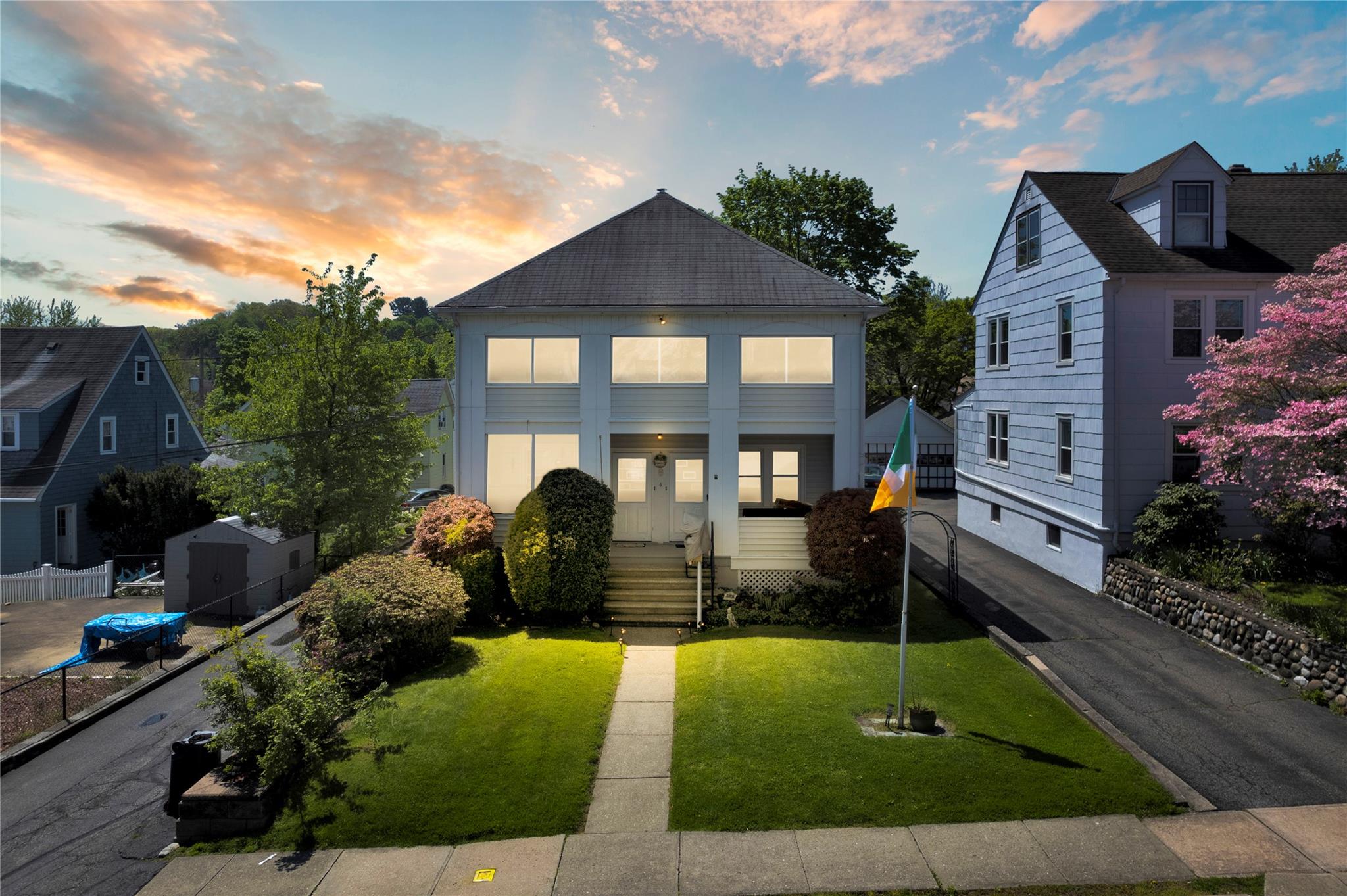 View of front facade featuring a front lawn