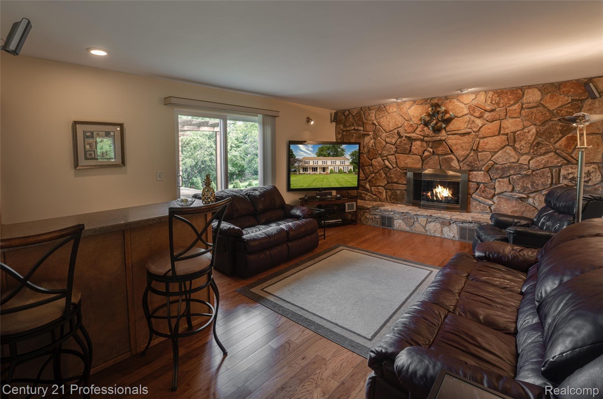 1354 North Fairview Lane Rochester, MI 48306 - Photo 20 of 70 20_Family Room_2.jpg