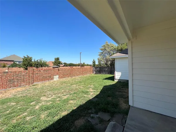 a view of back yard of the house