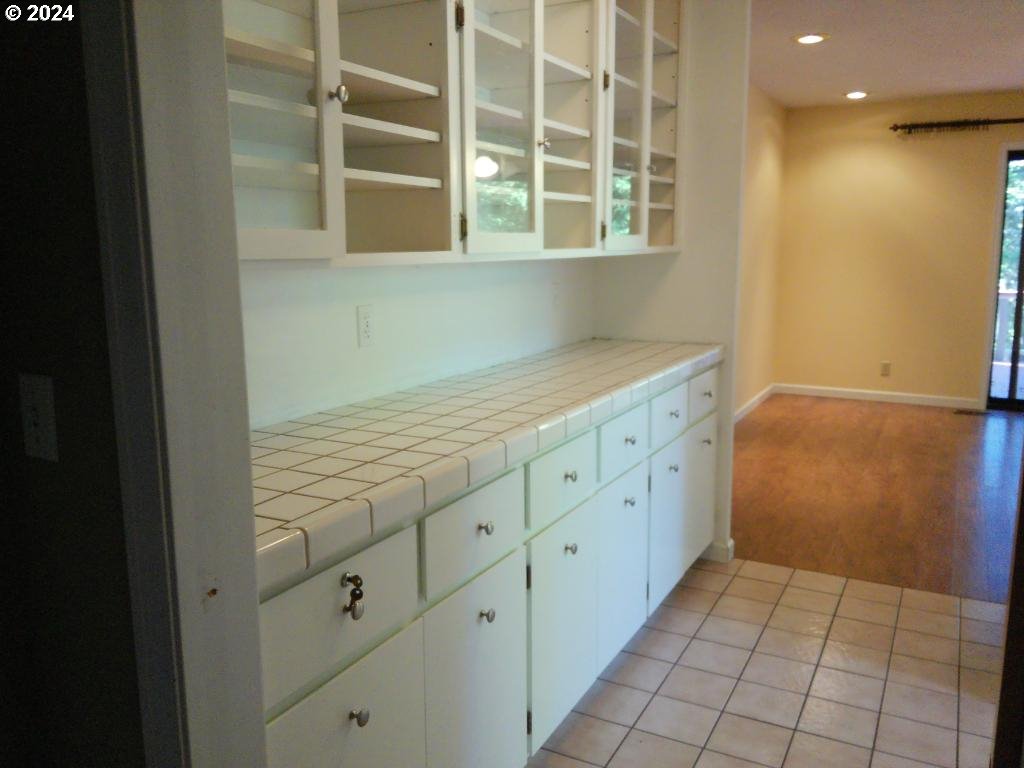 310 Southeast Terrace Drive Roseburg, OR 97470 - Photo 20 of 44 a kitchen with a cabinets and window