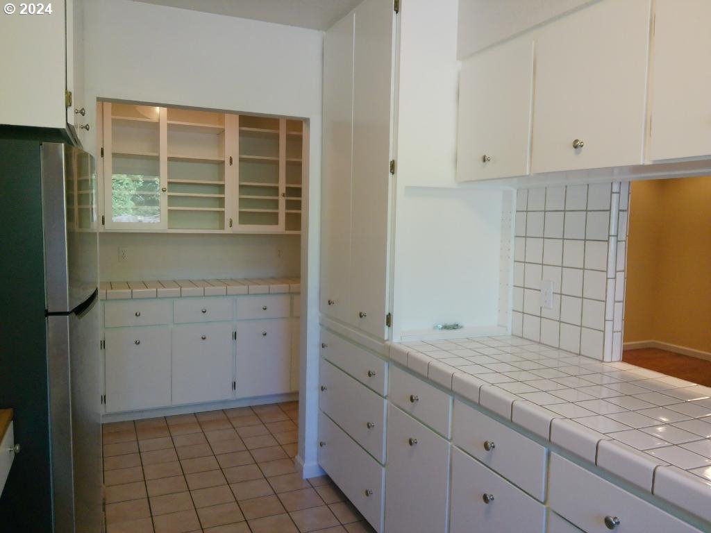 310 Southeast Terrace Drive Roseburg, OR 97470 - Photo 22 of 44 a view of cabinets and window