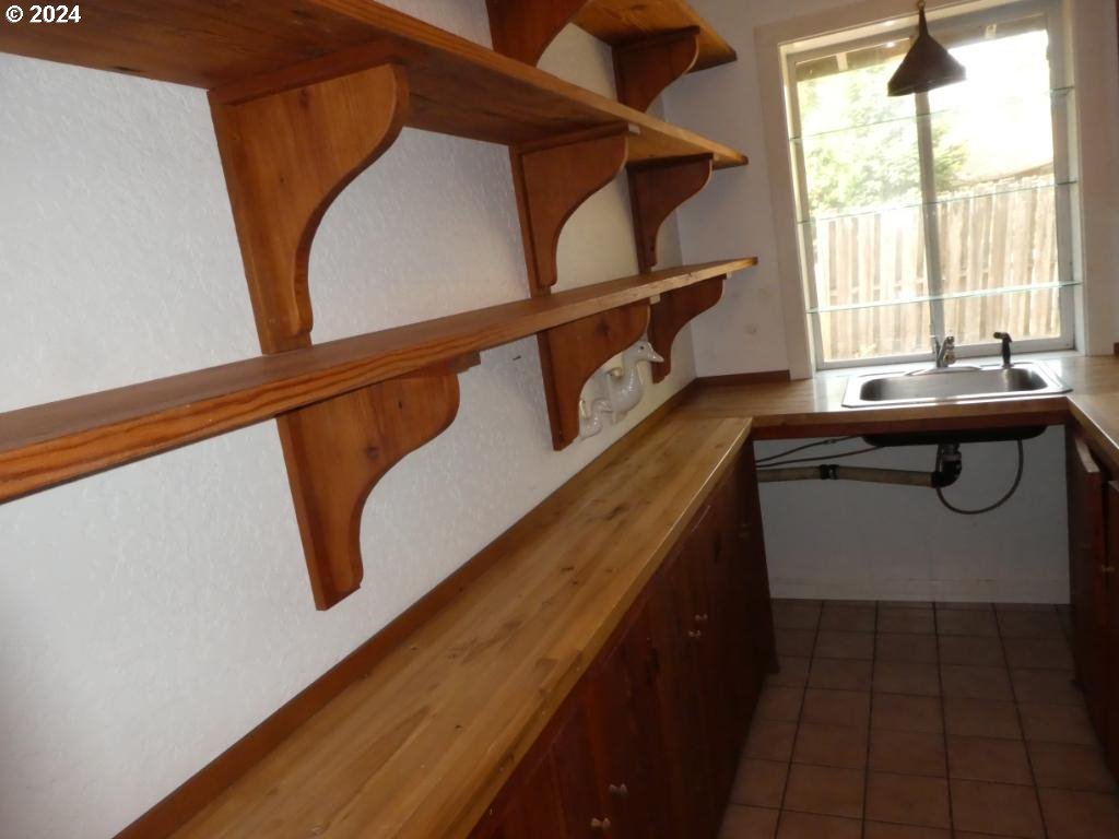 310 Southeast Terrace Drive Roseburg, OR 97470 - Photo 23 of 44 a bathroom with a sink and a window