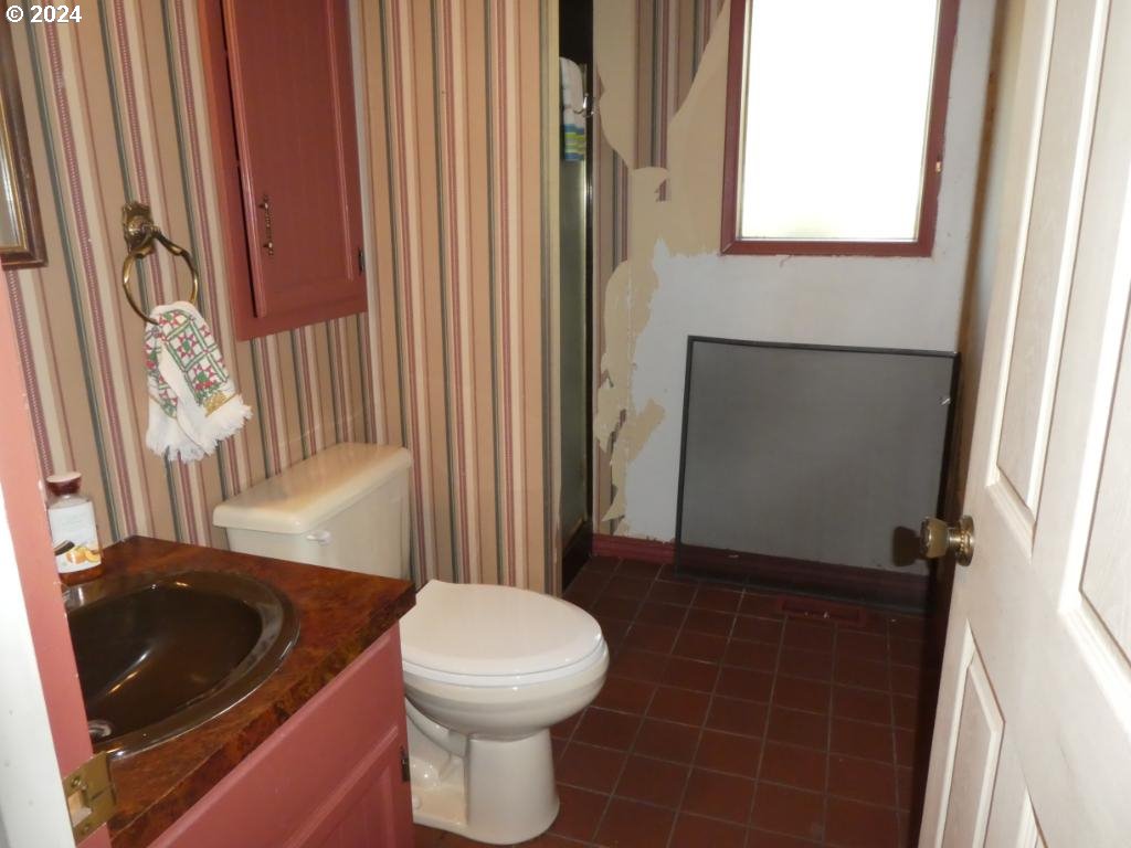310 Southeast Terrace Drive Roseburg, OR 97470 - Photo 24 of 44 a bathroom with a sink a toilet a window and shower