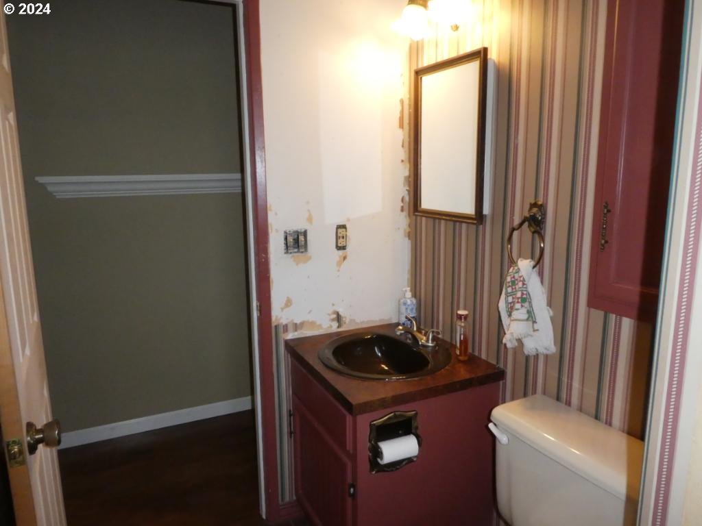 310 Southeast Terrace Drive Roseburg, OR 97470 - Photo 25 of 44 a bathroom with a sink and a toilet