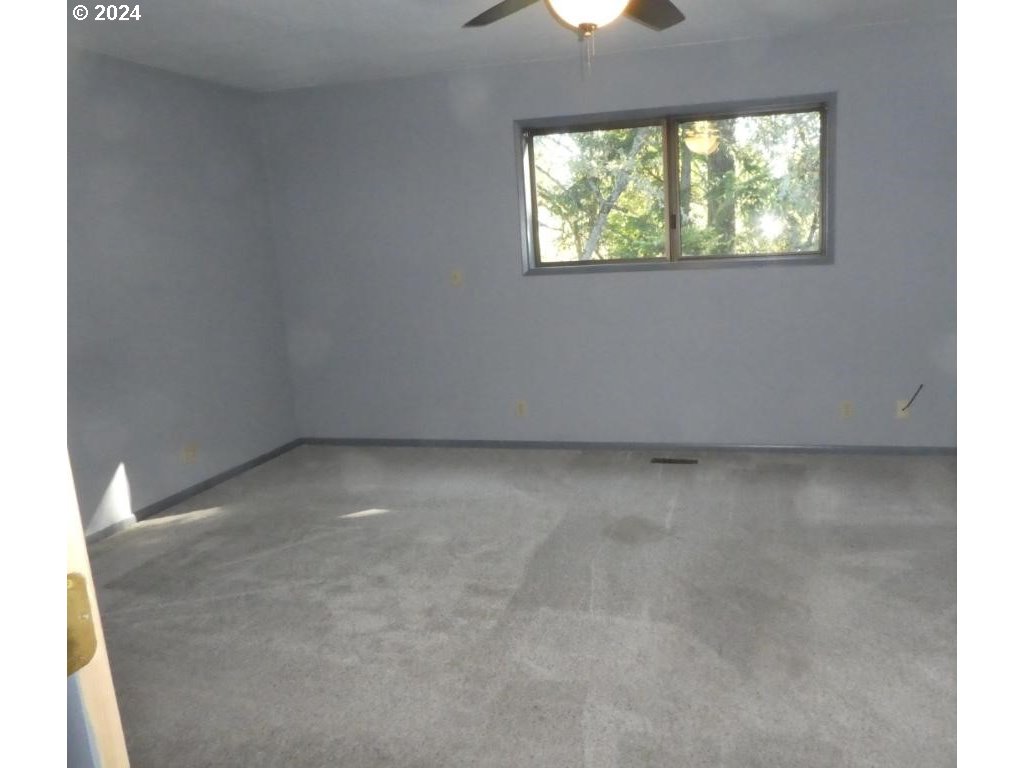 310 Southeast Terrace Drive Roseburg, OR 97470 - Photo 26 of 44 an empty room with a window