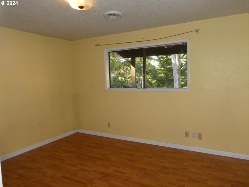 310 Southeast Terrace Drive Roseburg, OR 97470 - Photo 33 of 44 an empty room with wooden floor and windows