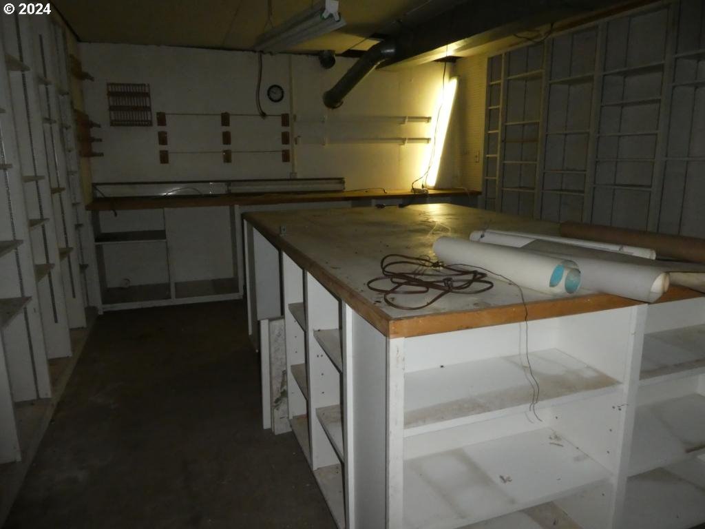 310 Southeast Terrace Drive Roseburg, OR 97470 - Photo 39 of 44 a kitchen with a stove and a refrigerator
