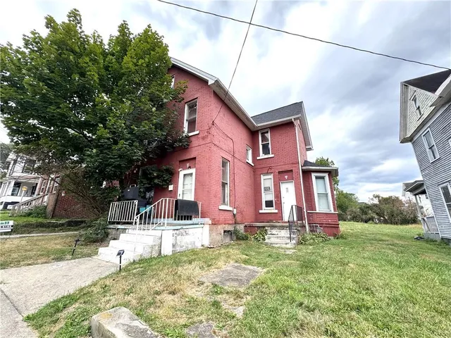 a view of a house with a yard