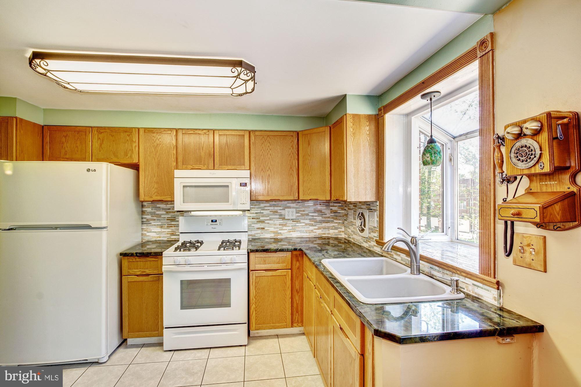 4070 West Ford Road Philadelphia, PA 19131 - Photo 6 of 27 Kitchen with quartz countertops