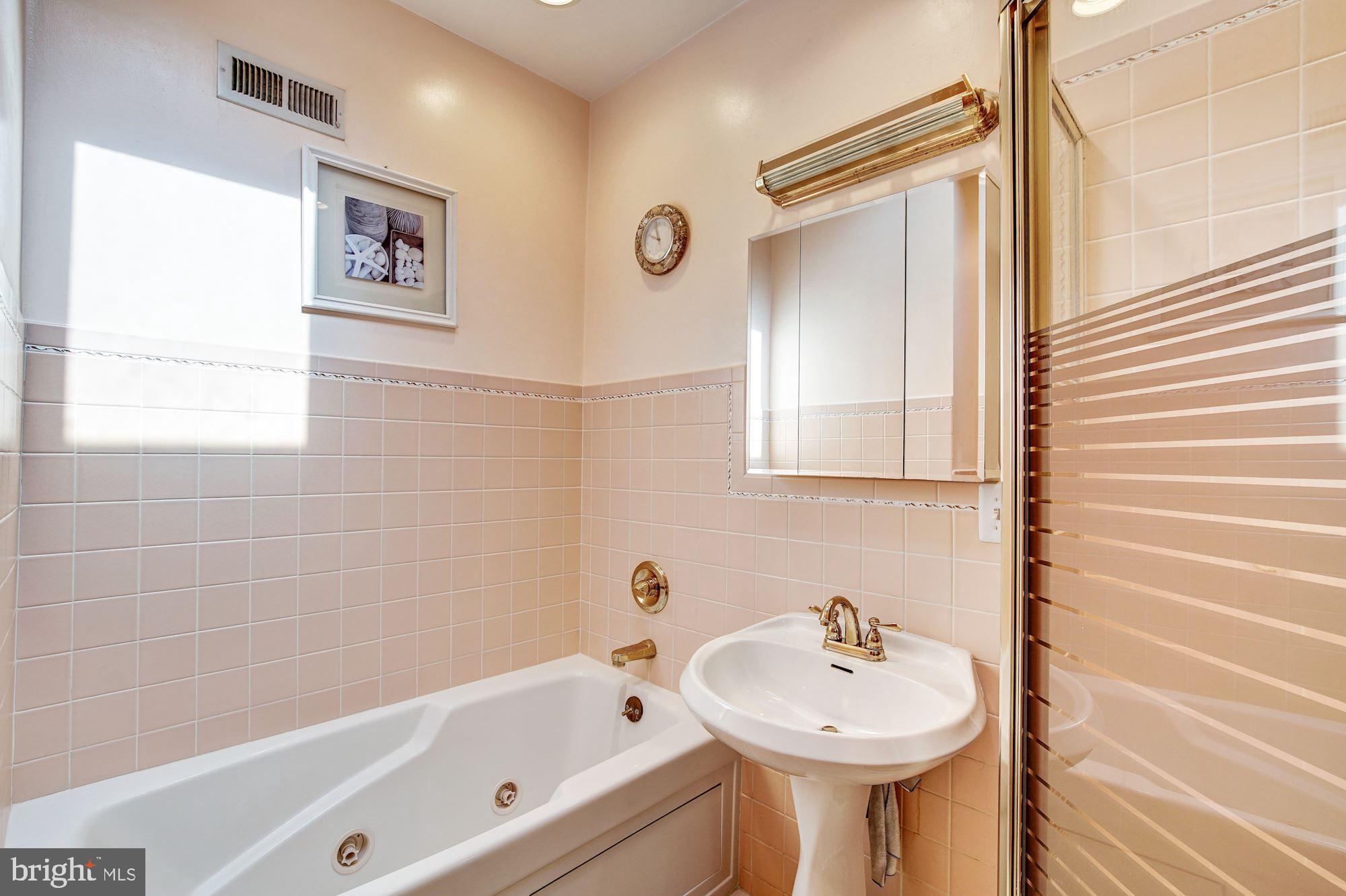 4070 West Ford Road Philadelphia, PA 19131 - Photo 10 of 27 Main Bathroom with Stall Shower and Tub