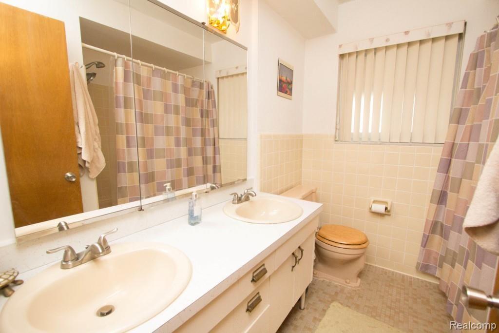 13709 Colpaert Drive Warren, MI 48088 - Photo 9 of 27 p9 (Custom).jpg