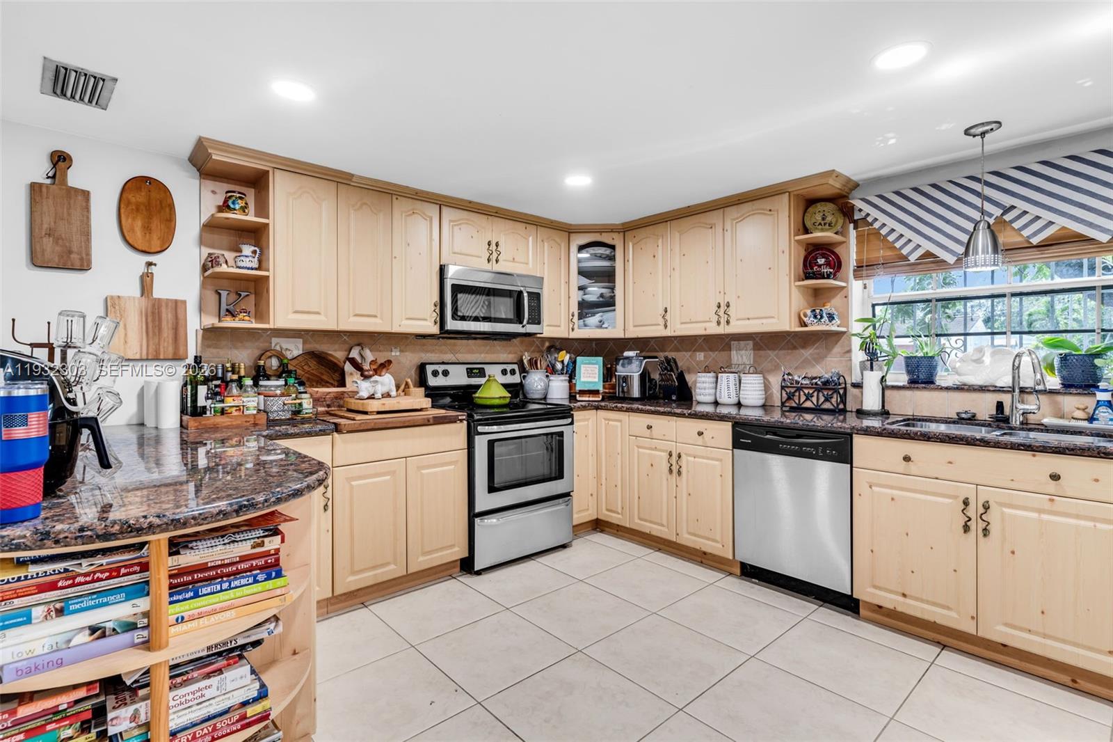 9981 Southwest 15th Terrace Miami, FL 33174 - Photo 8 of 35