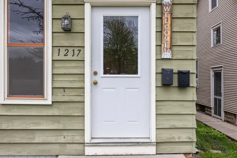 $450,000 | 1217 Grand Avenue, St. Paul, MN 55105