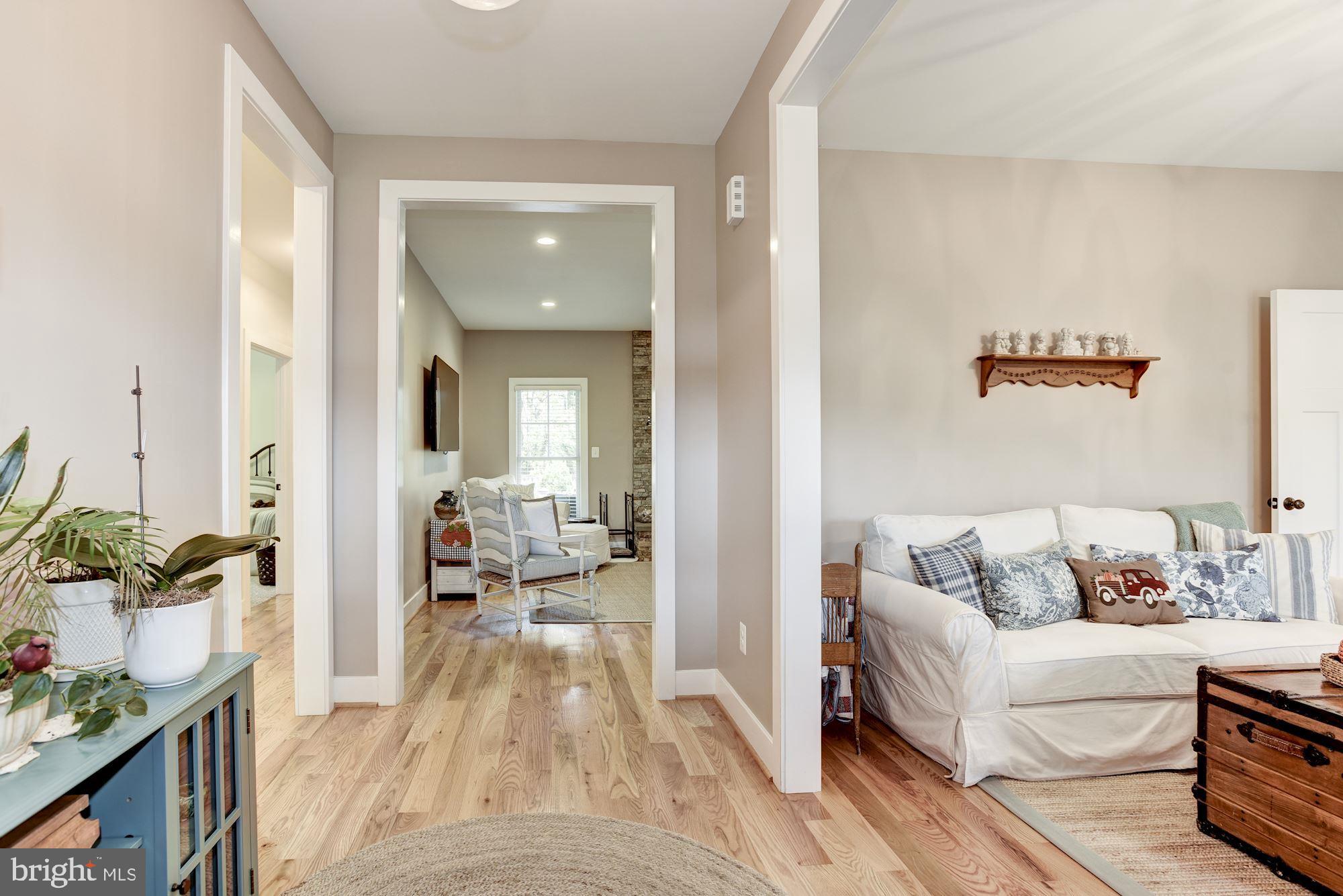 17233 Ivandale Road Hamilton, VA 20158 - Photo 10 of 62 LIVING ROOM