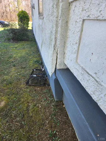 a view of entryway with a yard