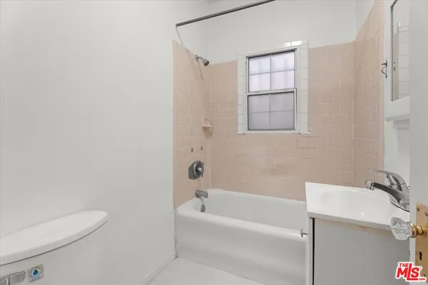$2,700,000 | 630 South Cochran Avenue, Los Angeles, CA 90036