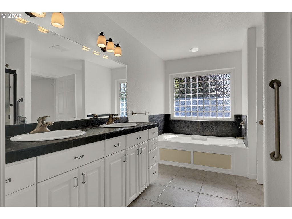 2545 Willow Ridge Court Florence, OR 97439 - Photo 27 of 41 Owner's Suite Bathroom