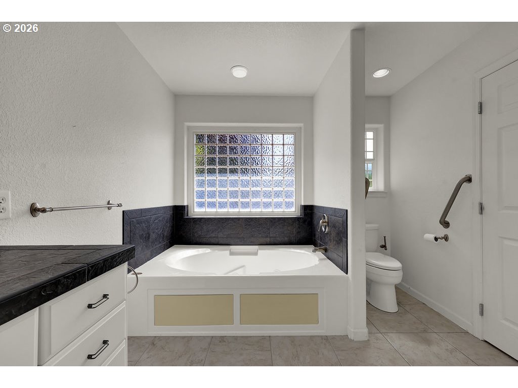 2545 Willow Ridge Court Florence, OR 97439 - Photo 28 of 41 Owner's Suite Bathroom