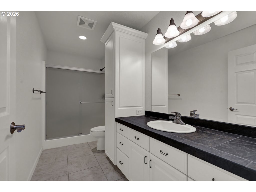 2545 Willow Ridge Court Florence, OR 97439 - Photo 31 of 41 Bathroom