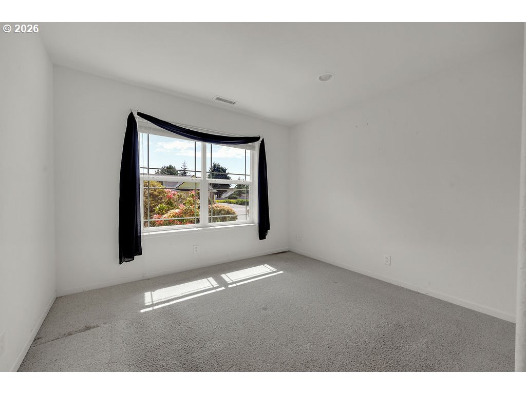 2545 Willow Ridge Court Florence, OR 97439 - Photo 32 of 41 Bedroom