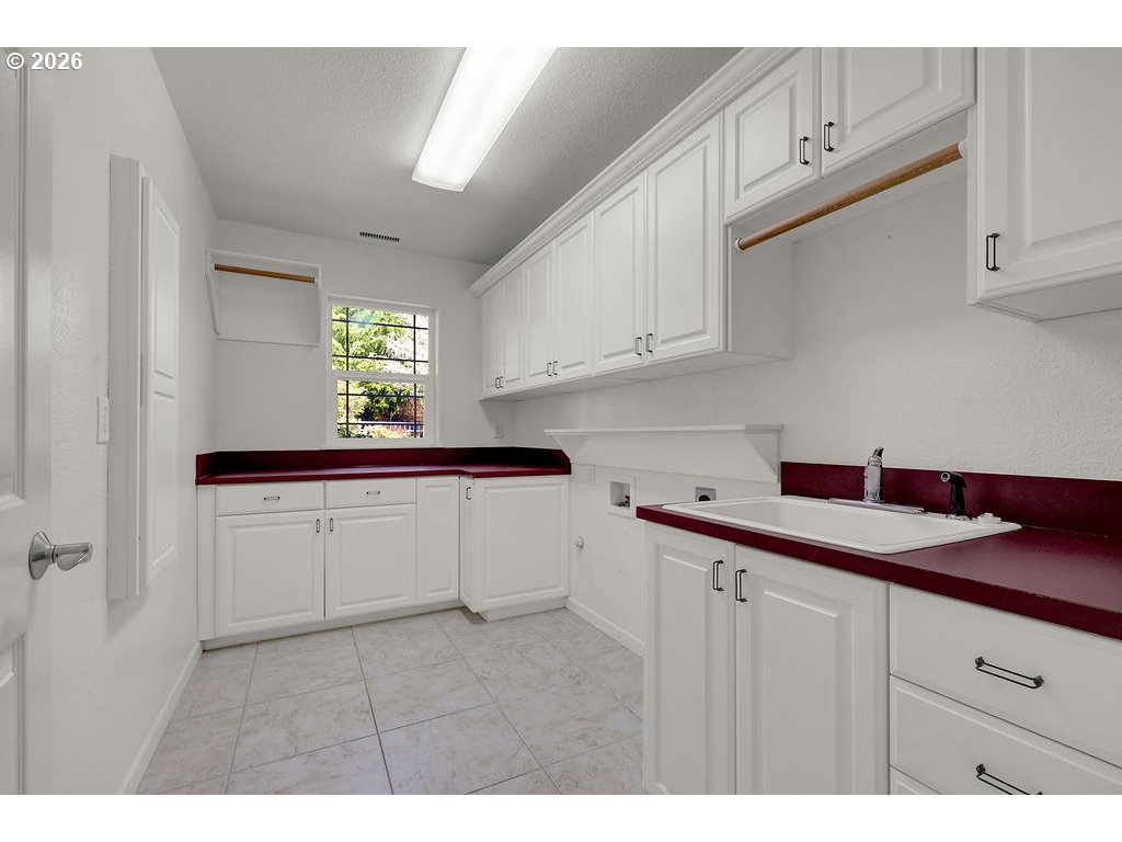 2545 Willow Ridge Court Florence, OR 97439 - Photo 33 of 41 Laundry