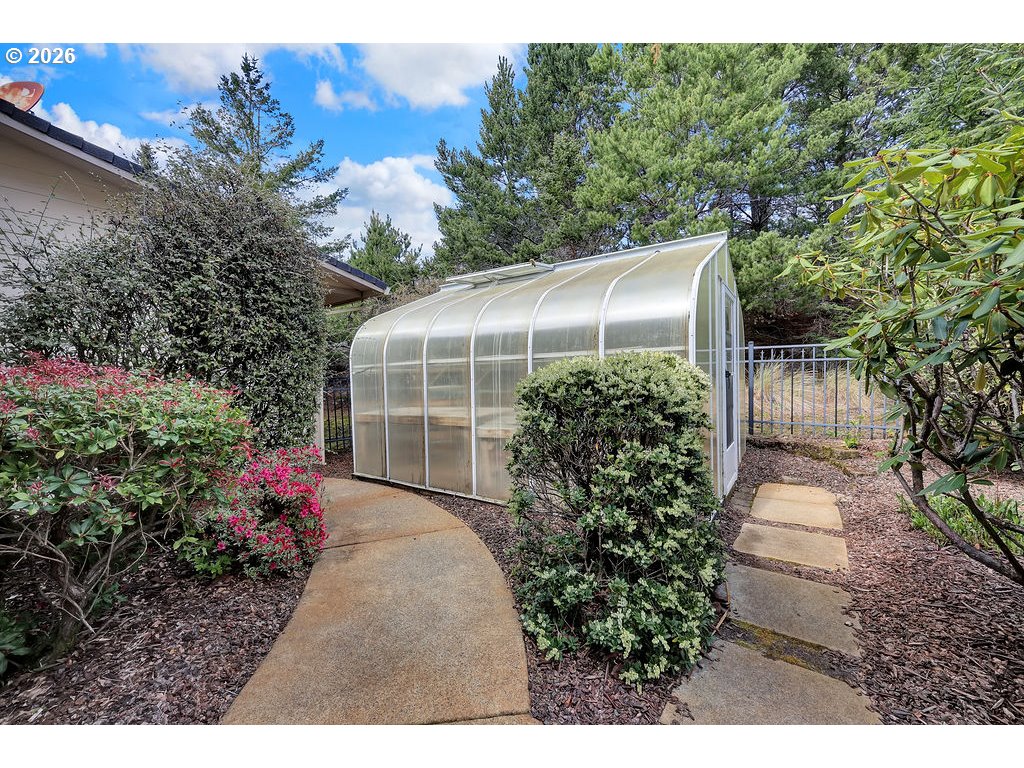 2545 Willow Ridge Court Florence, OR 97439 - Photo 7 of 41 Greenhouse