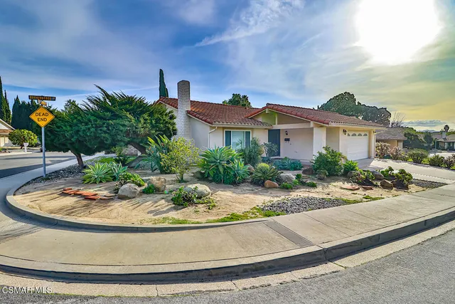 a view of a house with entertaining space