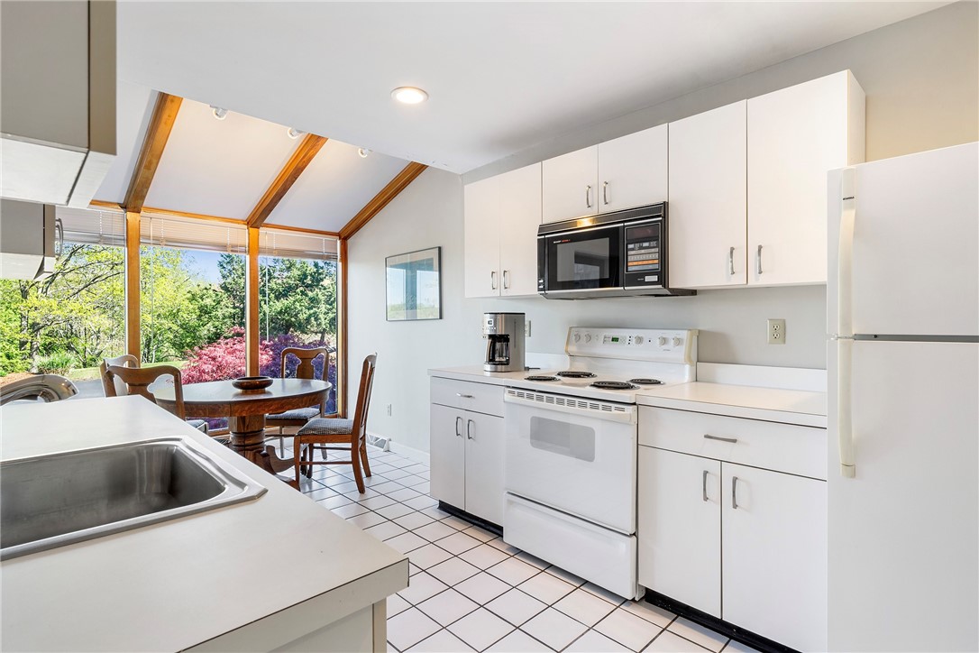 15 Hammersmith Road, Unit 19 Newport, RI 02840 - Photo 13 of 37