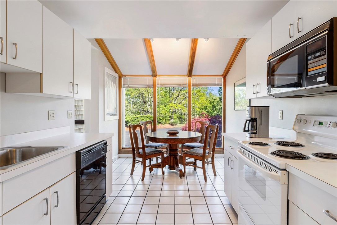 15 Hammersmith Road, Unit 19 Newport, RI 02840 - Photo 14 of 37