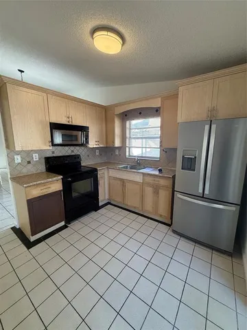 $3,300 | 19783 Northwest 64th Place, Hialeah, FL 33015