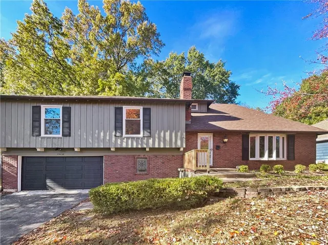 $525,000 | 10332 Cherokee Lane, Leawood, KS 66206