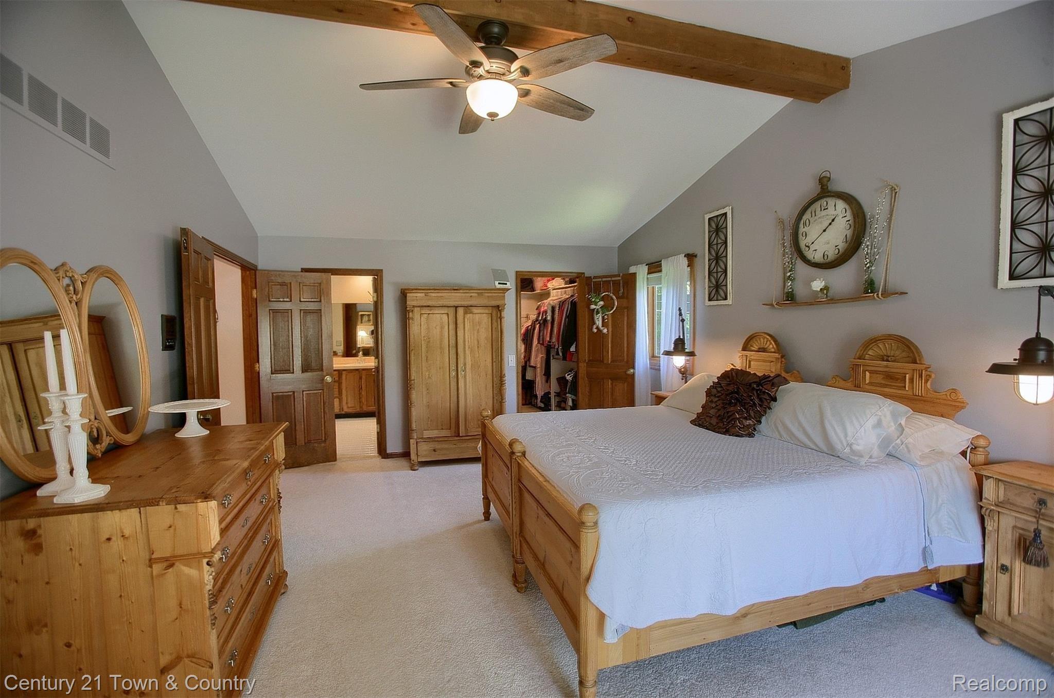 520 Maryknoll Drive Rochester, MI 48309 - Photo 20 of 30 20-Master Bedroom 2nd View.jpg