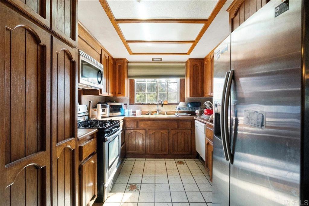 823 Rice Canyon Road Fallbrook, CA 92028 - Photo 20 of 31 a kitchen with stainless steel appliances granite countertop a refrigerator a oven and a stove