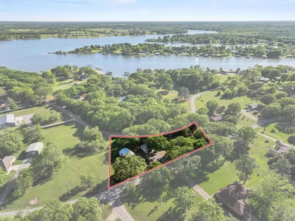 $295,000 | 2415 North Shore Drive, Bonham, TX 75418