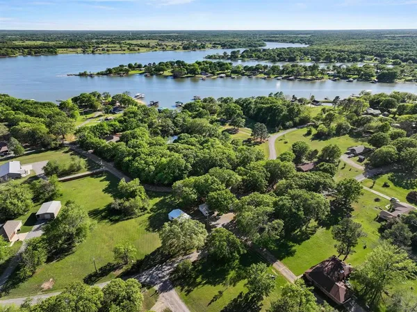 $295,000 | 2415 North Shore Drive, Bonham, TX 75418