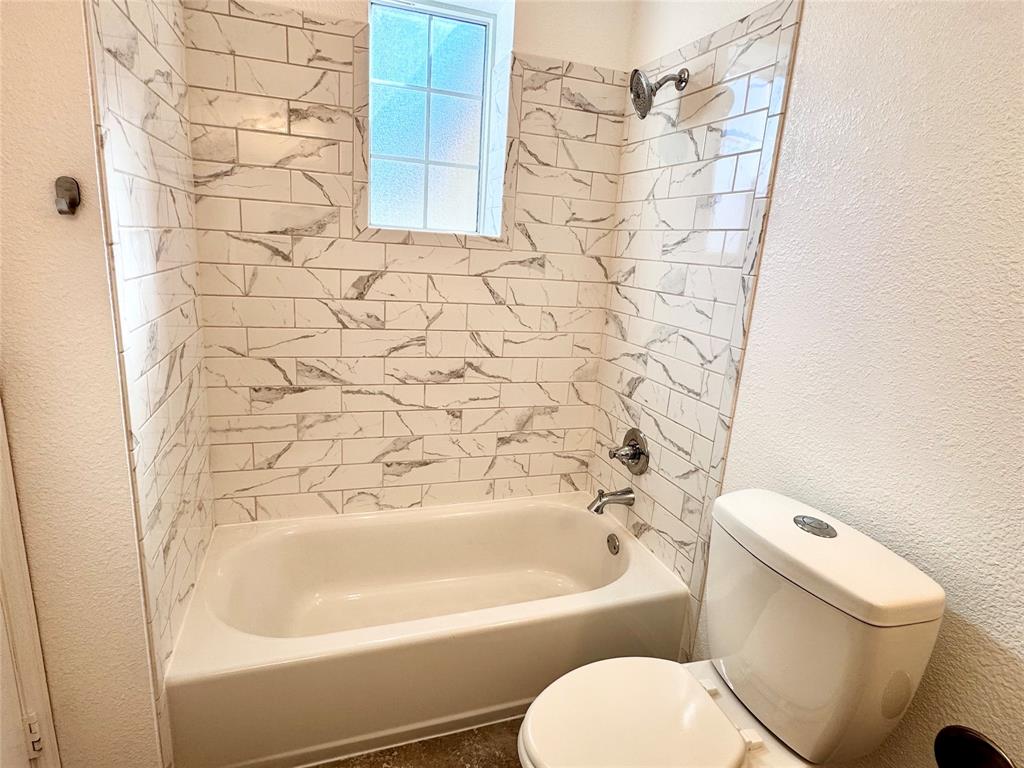 921 Bradleys Bend Tool, TX 75143 - Photo 17 of 29 a bathroom with a toilet and a bathtub