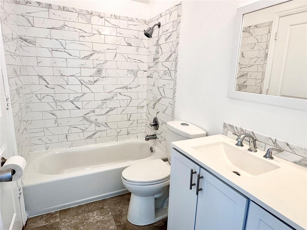 921 Bradleys Bend Tool, TX 75143 - Photo 20 of 29 a bathroom with a sink a toilet and a bathtub
