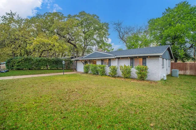 a view of a house with a backyard