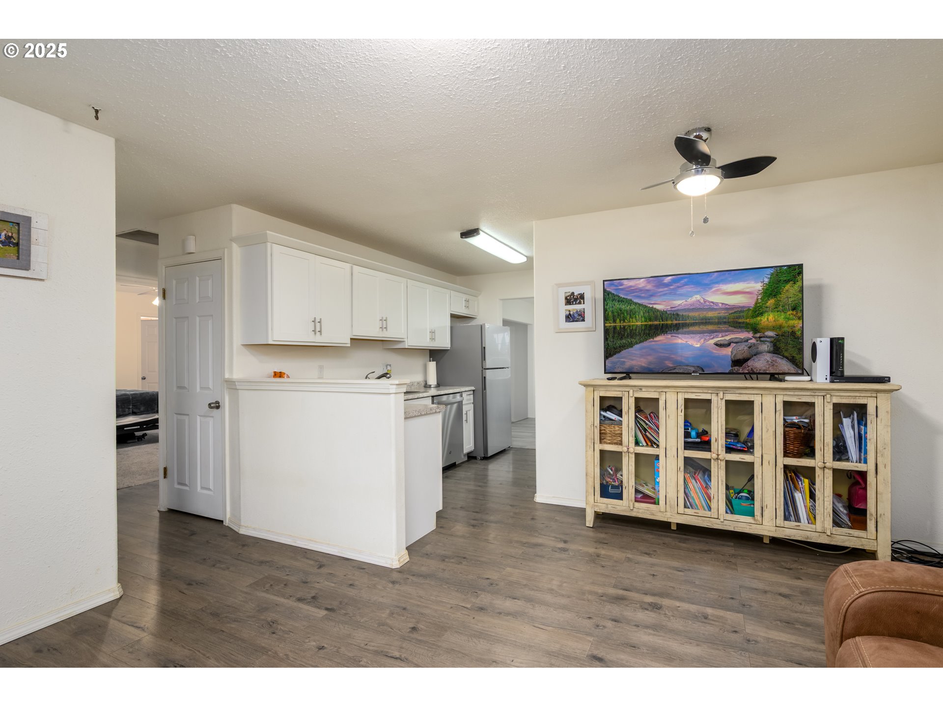 929 East 4th Avenue Riddle, OR 97469 - Photo 5 of 11 a living room with stainless steel appliances kitchen island granite countertop a stove and a refrigerator