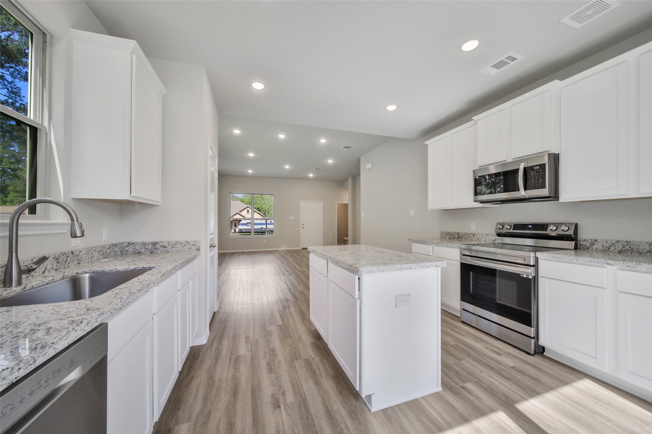 1111 Yellowstone River Road Conroe, TX 77316 - Photo 9 of 23 Gallery Image 9