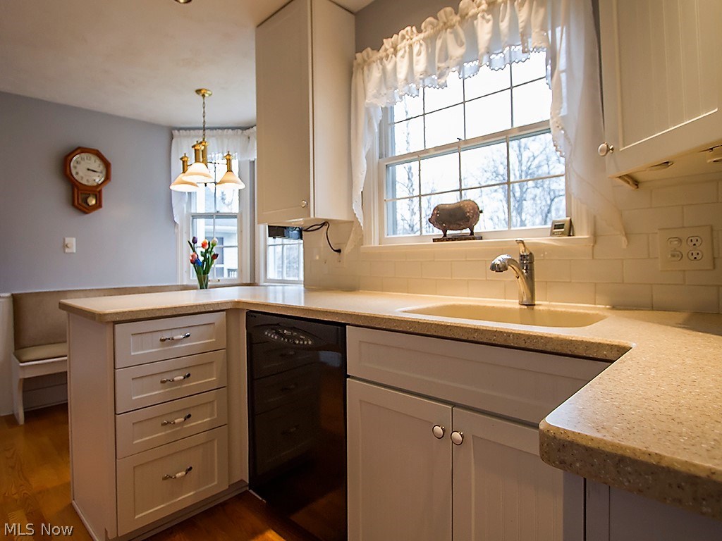 3047 Edgewood Road Cleveland, OH 44124 - Photo 15 of 35 Custom Eat-in Kitchen with Corian Counter Tops