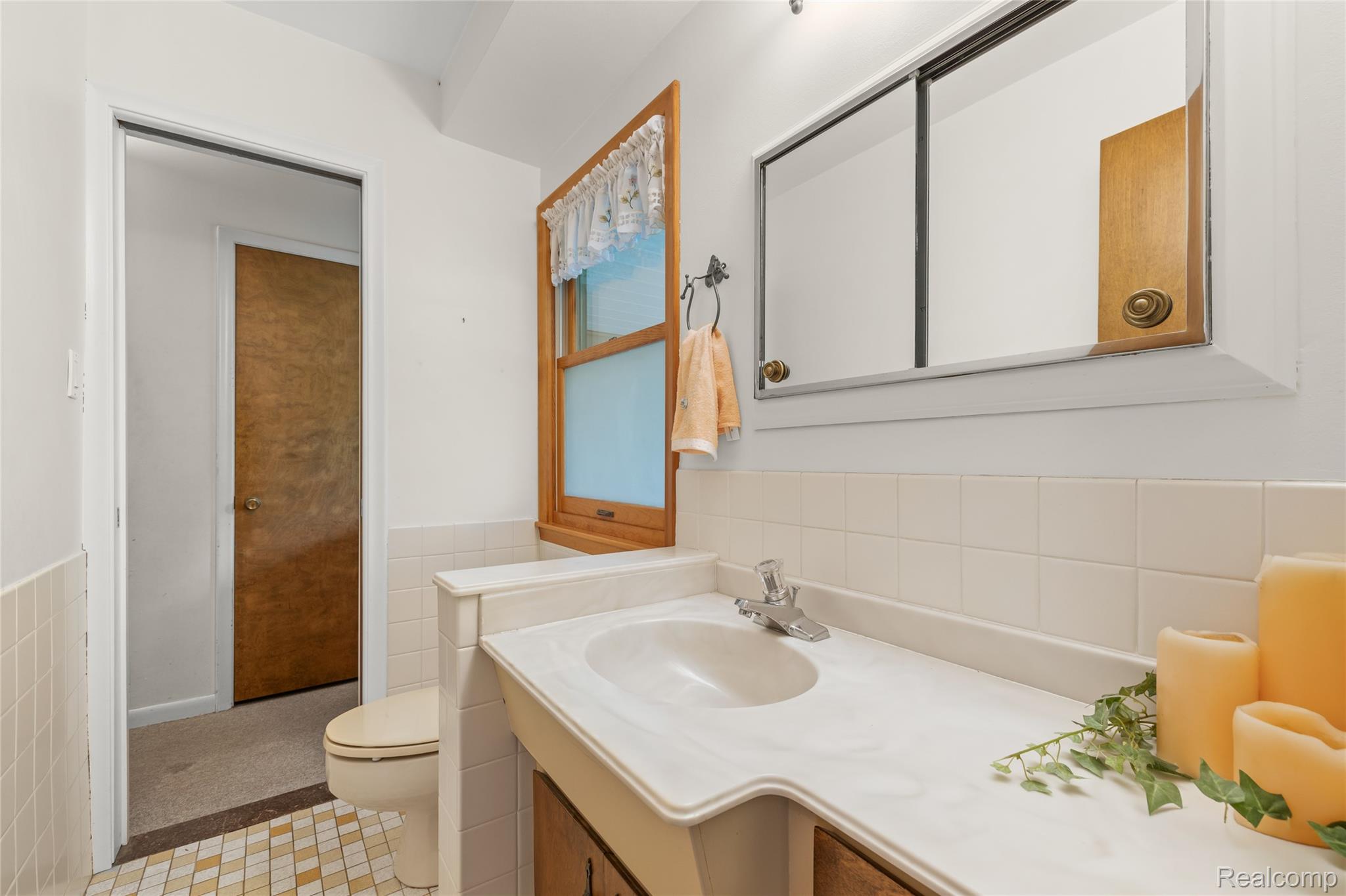 28432 Westerleigh Road Farmington, MI 48334 - Photo 32 of 49 Half bath on the main floor