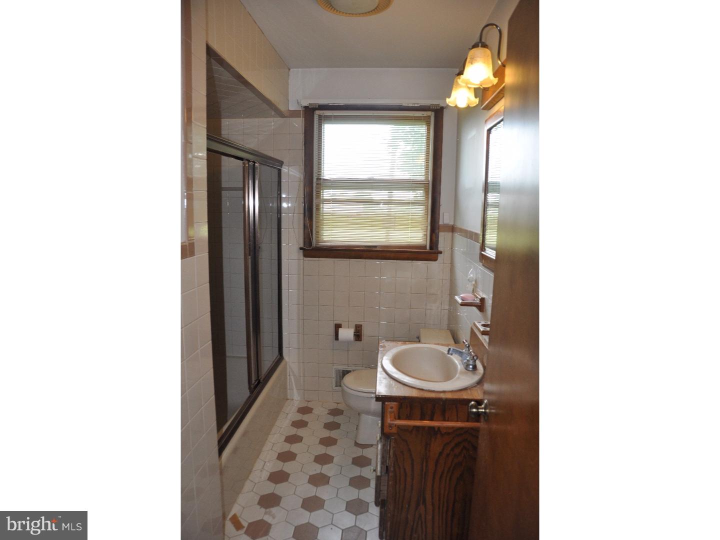 25553 Mt Pleasant Road Columbus, NJ 08022 - Photo 8 of 24 Bathroom