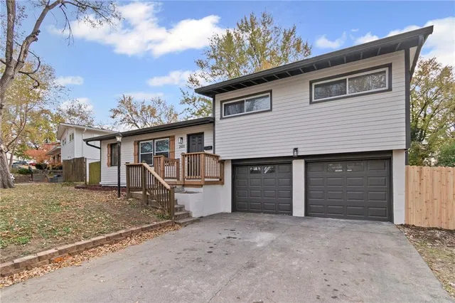 $279,900 | 2001 Northeast 62nd Street, Gladstone, MO 64118