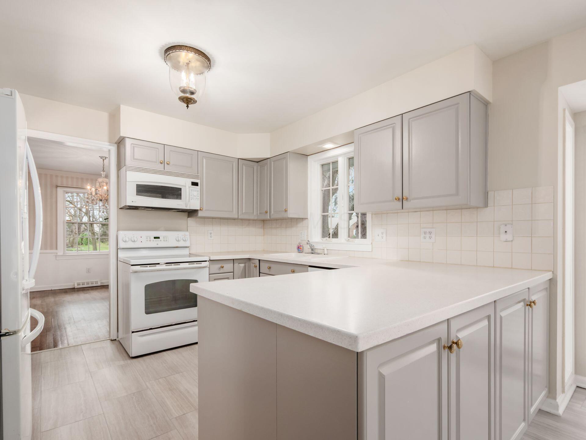 880 Lynbrook Road Columbus, OH 43235 - Photo 22 of 59 Corian Counters