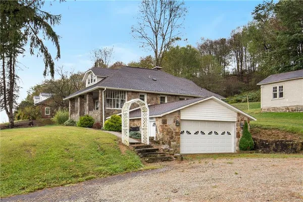 a view of a house with a yard